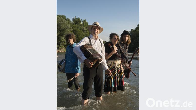 „Bavarian Grooves and more“ versprechen die Straubinger-Family + Anhang von „Spui&#039;maNovas“ im Schmidt-Haus. Bild: Stephanie Kulbach