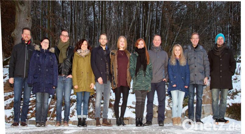 Seit 30 Jahren gestaltet die Band &quot;Charisma&quot; mit ihren Liedern Gottesdienste und Veranstaltungen. Matthias Beer (links) ist von Anfang an dabei. Bei Matthias Heimler (Vierter von rechts) laufen die Fäden zusammen. Bild: nib