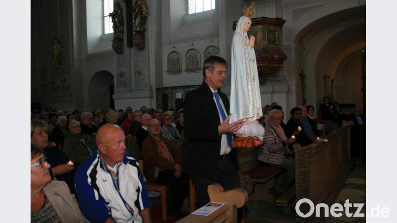 Die in Fatima erworbene Marienstatue wurde von Brigitte Traegers Ehemann Siegfried an den Altar gebracht. Bild: wro