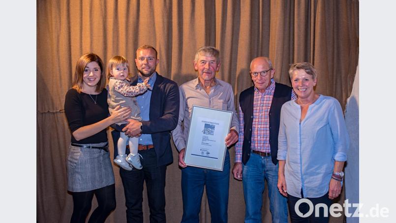 Michael Lindner (Mitte) ist seit 45 Jahren beim Tiefbauunternehmen Schaumberger beschäftigt. Ihm gratulierten (von links) Nadine und Johannes Schaumberger mit Tochter Emma sowie die Seniorchefs Maria und Theo Schaumberger (von rechts). Bild: jr