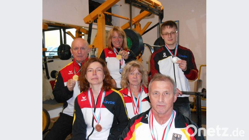 Viermal Gold, einmal Silber, einmal Bronze holten die Bankdrücker des KSC II Amberg bei der EM in Luxemburg. Auf dem Bild von links Arthur Hirner, Manuela Horst, Frieda Holzer, Gabi Hirner, Hans-Jürgen Ehrt (vorne) und Dominik Bogensperger. Bild: exb