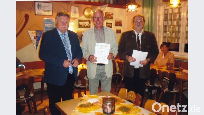 Bürgermeister Manfred Porsch (links) und Vorsitzender Heinz Schmidt (Zweiter von rechts) gratulieren Helmut Dorner und seiner Familie für 40 Jahre Mitgliedschaft bei den Siedlern. Als Schrift- und Kassenführerin fungiert künftig Christine Lubig-Schmidt (rechts). Bild: hai