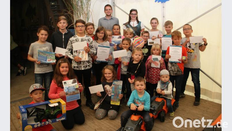 Die Preisträger von „Karlis Karpfenolympiade“ wurden am Kornthaner Grislhof bekannt gegeben. Fabian Polster und Teichnixe Sophia Bächer gratulierten den kleinen Gewinnern. Bild: wro