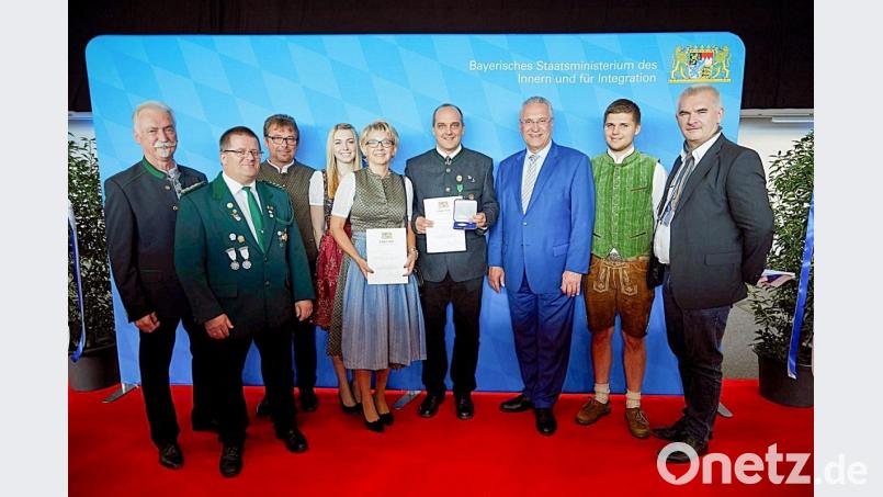 Wolfgang Bauer (Vierter von rechts) erhielt aus den Händen von Bayerns Innenminister Joachim Herrmann (Dritter von rechts), die Ehrenmedaille für besondere Verdienste um den Sport in Bayern. Zu der seltenen Auszeichnung gratulierten (von links) Franz Brunner, Präsident des Oberpfälzer Schützenbundes und Wolfgang Schlicht, Gauschützenmeister des Schützengaus Steinwald sowie Krummennaabs Bürgermeister, Uli Roth (rechts). Bild: bsc
