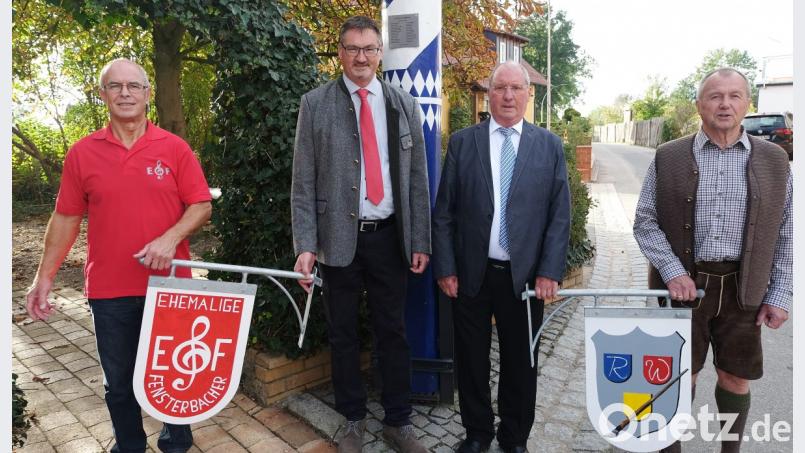 Die Stullner Zunftbaumfreunde feierten ihr zehnjähriges Bestehen. Am Jubiläumsfest wurden zwei weitere Schilder am weiß-blauen Baum angebracht. Für die Musikkapelle präsentierten Josef Kirchberger und Bürgermeister Hans Prechtl, für die Kunstmaler Uwe Schröder und Wolfgang Rübe (von links) die Wappen. Bild: ohr