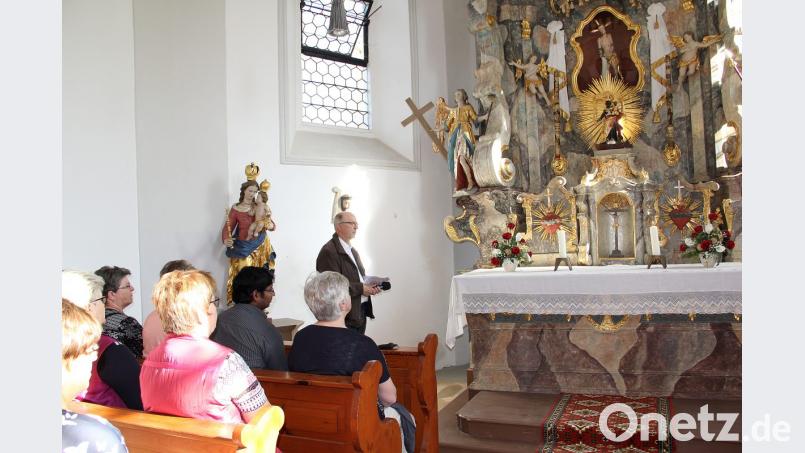 Pfarrer Herbert Rösl informierte über die Entstehung und Ausstattung der Wieskapelle und gab Denkanstöße zur Darstellung des leidenden Heilands an der Geißelsäule. Bild: boj