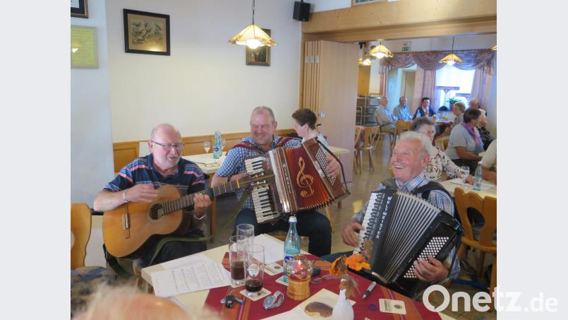 Mit Herbert Diesner (links) und Werner Matt (rechts) bildet Markus Schraml (Mitte) ein sehr harmonisches Volksmusik-Trio. Bild: jzk