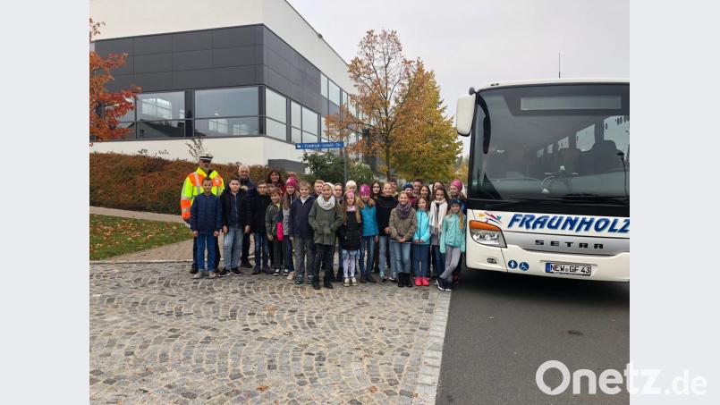 Das Warten auf und das Mitfahren im Schulbus wollen gelernt sein: Worauf es dabei ankommt, das verdeutlicht Christian Simon (hinten, links), der Verkehrserzieher der Polizeiinspektion Eschenbach, den Mädchen und Buben der fünften Klassen des Gymnasiums in Theorie und Praxis. Bild: exb