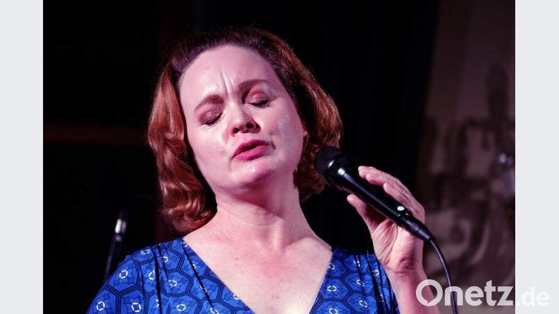 „Remembering Blossom Dearie“ heißt das Konzertprogramm, mit dem die Sängerin Zoe Francis in Amberg aufwartete. Bild: lr