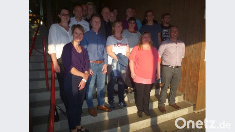 Ihre Schule gibt es inzwischen nicht mehr, dafür jede Menge Erinnerungen. Beim Klassentreffen kam alles auf den Tisch. Bild: mad