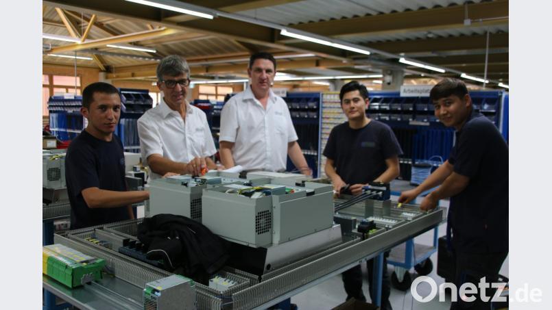 Das Logistikunternehmen Witron in Parkstein zeigt, wie Integration gelingen kann. Abdullah Rezai, Franz Grillmeier, Thomas Hörig, Saeid Ahmadi und Ali Ahmadi (von links) – Azubis und Ausbilder haben eine Erfolgsgeschichte zu erzählen. Bild: jrh