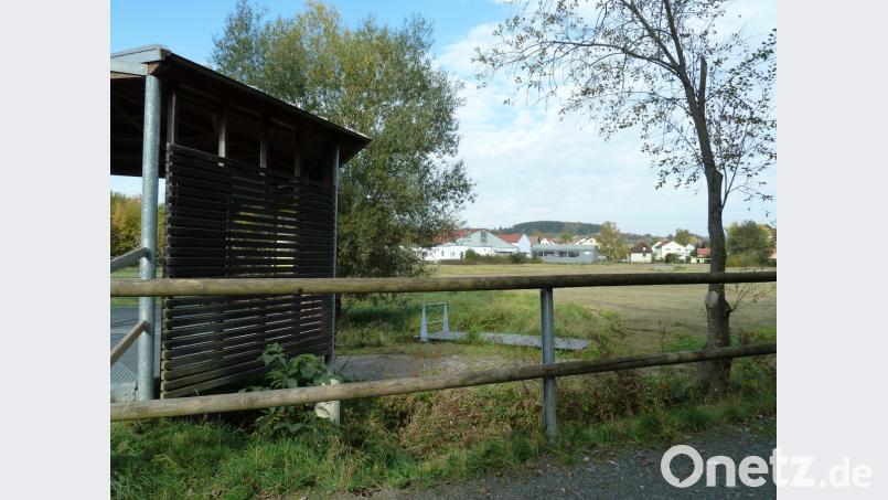 Im Stadtrat liegt ein Antrag von Jugendlichen für einen Dirtpark in den Siechenwiesen (hinter dem Edeka-Markt) vor. Da dies Überschwemmungsgebiet ist, werden sich die Fraktionen Gedanken über einen eventuellen Alternativ-Standort machen. Die Wohlfühlstation (links) am Radweg ist immer wieder Ziel von Sachbeschädigungen. Der Pavillon soll deshalb in Kürze abgebaut werden. Bild: Portner