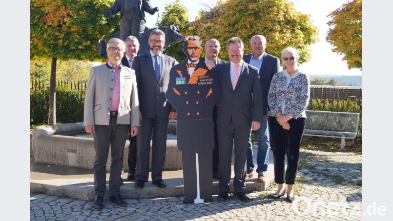 Bernhard Werner (Dritter von rechts) steht auch weiterhin an der Spitze des Raiffeisen-Fördervereins. Bild: exb