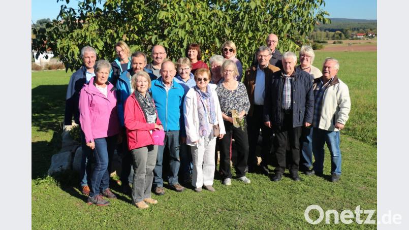 Bei herrlichem Herbstwetter wagen einige Gartler die Wanderung von Weha nach Filchendorf zur Feinbrennerei Culm der Familie Pühl. Bild: rpp