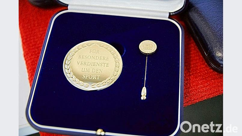 Die Ehrenmedaille für besondere Verdienste um den Sport in Bayern ist ein Ausdruck des Dankes der Bayerischen Staatsregierung. Wolfgang Bauer aus Thumsenreuth wurde sie letzte Woche bei einem großen Festakt in Herzogenaurach verliehen. Bild: bsc