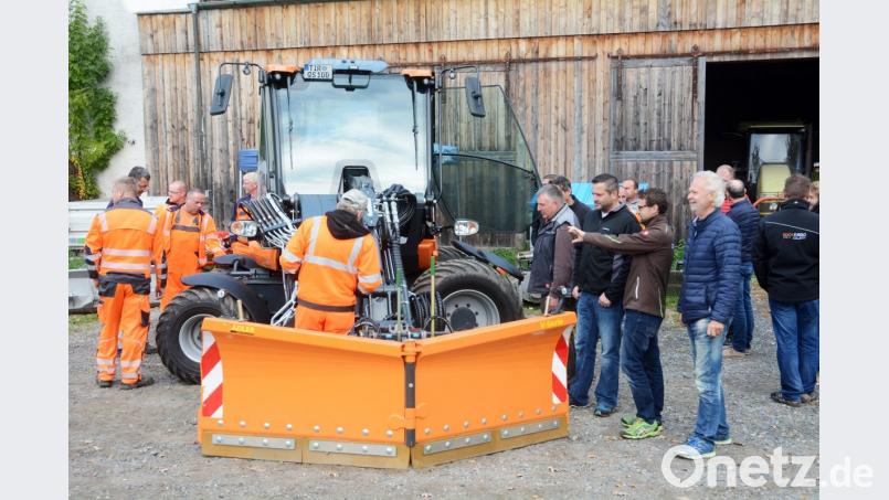 Viele Interessenten, darunter auch Vertreter von Kommunen, lockte die Vorstellung des Multifunktionsfahrzeugs &quot;Diverto QS100&quot; auf den Hof von Heinrich Vierling. Bild: gsb