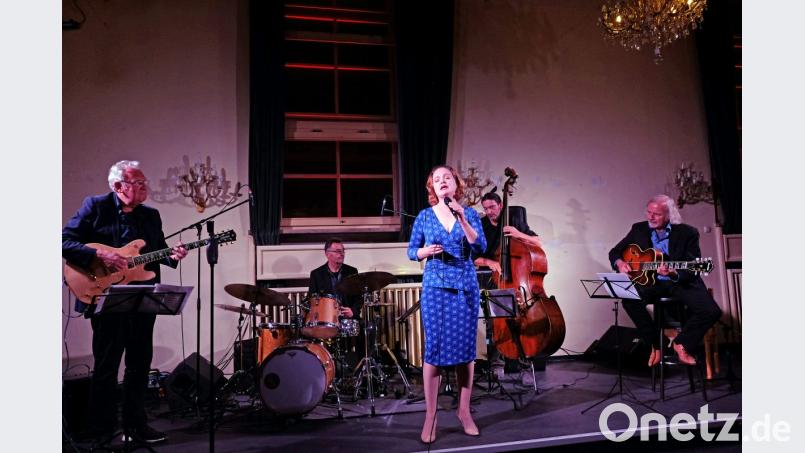 Seit Jahrzehnten ein musikalisches Gespann: Der gebürtige Schotte Jim Mullen und der Regensburger Helmut Nieberle mit ihren Gitarren. Die irische Sängerin Zoe Francis erinnert an Blossom Dearie. Die Rhythmusgruppe mit Ernst Techel (Kontrabass) und Michael „Scotty“ Gottwald (Schlagzeug) sorgen für den Unterbau. Bild: lr