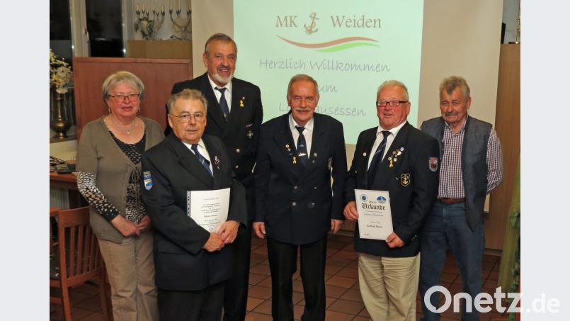 Ehrungen bei der Marinekameradschaft Weiden durch die Vorstandschaft mit (von links) Barbara Wild, mit Urkunde Klaus Saazer, Siegmund Wild, Vorsitzender Harald Habermann, mit Urkunde Gerhard Meiler und Klaus Fickenscher. Bild: Dobmeier