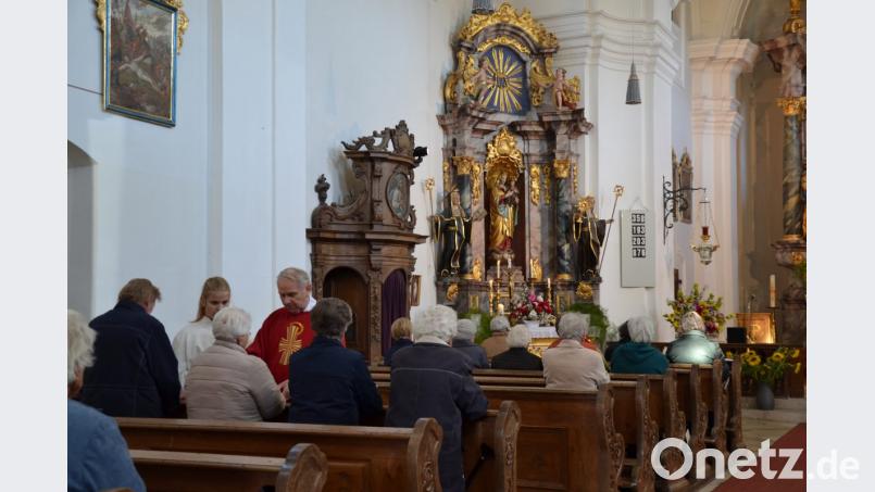 Pfarrer Josef Most spendete über 50 Frauen und Männern beim Seniorengottesdienst in der Wieskirche die Krankensalbung. Bild: gi