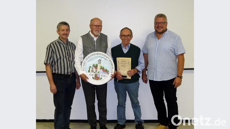 Der Dank der Vorsitzenden gilt Siegfried Ertl: (von links) Ossi Zahn, Alfred Rupprecht, Ertl und Hans-Jürgen Meier. Bild: R. Kreuzer