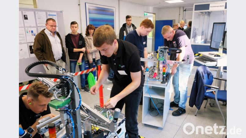 Das Interesse von Schülern und Eltern ist groß: Beim „Tag der Ausbildung“ im Rogers-Werk stehen die Demonstrationsübungen für die Deutsche Meisterschaft der Berufe im Zuge der „Didacta“ in Köln im Blickfeld. Bild: do