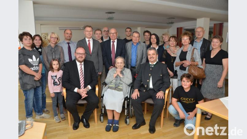 Die Verwandten gaben sich zum 100. Geburtstag von Martha Seegmüller ein Stelldichein im Saal des Caritasheims. Bild: dob
