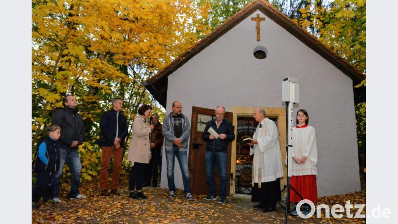 Pfarrer Hans-Peter Bergmann, Kirchenpfleger Joachim Winkler und Pfarrgemeinderatssprecherin Anita Falk danken Richard Kummer, Gerhard Basler und Berthold Maier (von rechts) stellvertretend für alle ehrenamtlichen Helfer bei der Renovierung der Kalvarienbergkapelle Bild: fdl
