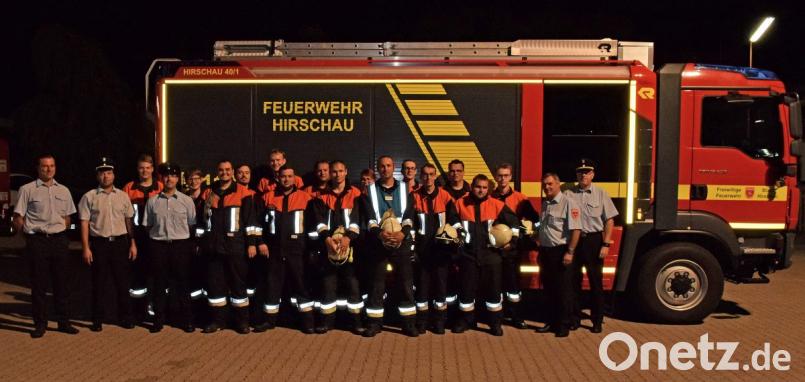 14 Mitglieder der Hirschauer Feuerwehr absolvieren mit Erfolg die Leistungsprüfung (von links): Vize-Kommandant Claus Meyer, Kreisbrandmeister Marco Weiß, Kevin Knetsch, Schiedsrichter Horst Kellner, Peter Frey, Nico Schuminetz, Bernhard Meyer, Gruppenführer Christoph Erras, Christian Birner, Tomala Markus, Michael Lang, Marina Schlaffer, Kommandant Sebastian Jasinsky, Andre Schlaffer, Felix Hiemer, Sebastian Braun, Christian Finster, Florian Pawluk, Vorsitzender Michael Schuminetz und KreisbrandinspektorMartin Schmidt. Bild: u