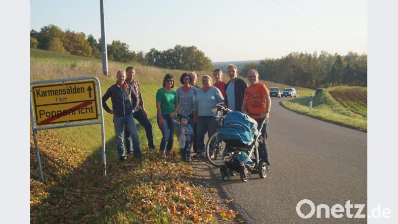 Dem Ortstermin der Poppenrichter SPD, um die Forderung nach dem Bau des Geh- und Radweges von Poppenricht nach Karmensölden zu unterstreichen, schlossen sich spontan Poppenrichter Bürger an. Bild: wwl