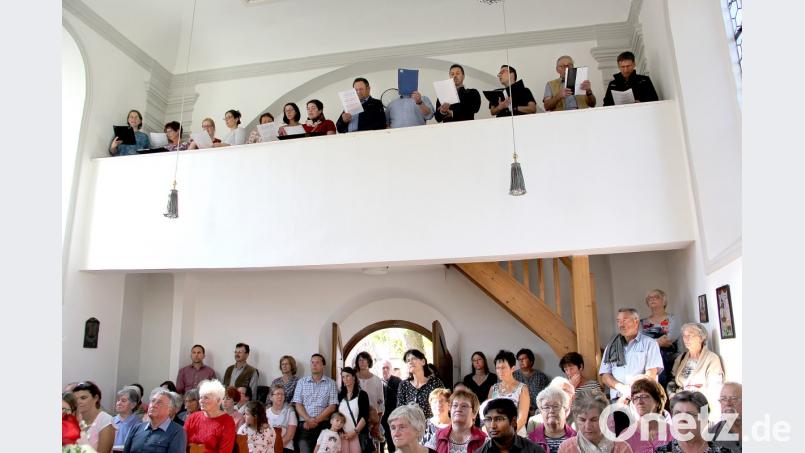 Obwohl sich die Chorgemeinschaft „Venite“ zum Vortrag ihrer Lieder auf die Empore begab, fanden lange nicht alle Wanderer Platz in der Wieskapelle. Über Lautsprecher konnten die Außenstehenden das Geschehen trotzdem verfolgen. Bild: boj