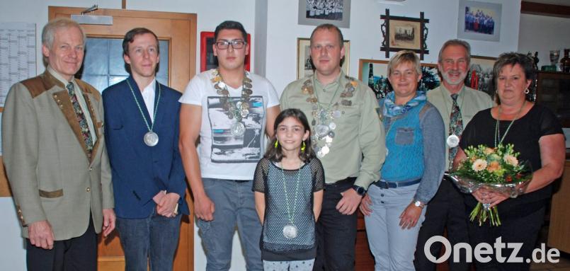 Der neue Schützenkönig des Schützenvereins Wernberg-Köblitz heißt Andreas Krös. Er wird unterstützt von Schützenliesl Petra Piehler und Jugendkönig Jimmy Zachmann. Unser Bild zeigt von links: Schützenmeister Hans Dotzler, erster Jugendritter Tobias Kumeth, Jugendkönig Jimmy Zachmann, zweiter Jugendritter Marleen Vracun, Schützenkönig Andreas Krös, erster Ritter Michaela Schlosser, zweiter Ritter Manfred Wittke und Schützenliesl Petra Piehler. Bild: wee