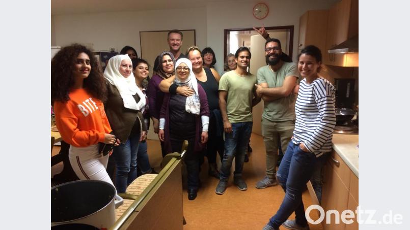 Lockere Atmosphäre und traditionelle Küche: Beim regelmäßigen Kochen lernen Menschen unterschiedlicher Herkunft voneinander. Bild: exb