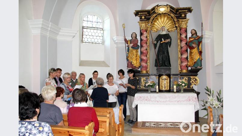 Neben dem Altar mit der Darstellung der heiligen Walburga umrahmte der Kirchenchor Teunz die Betrachtungen zur Walburgiskapelle, die zur Pfarrei Niedermurach gehört. Bild: boj