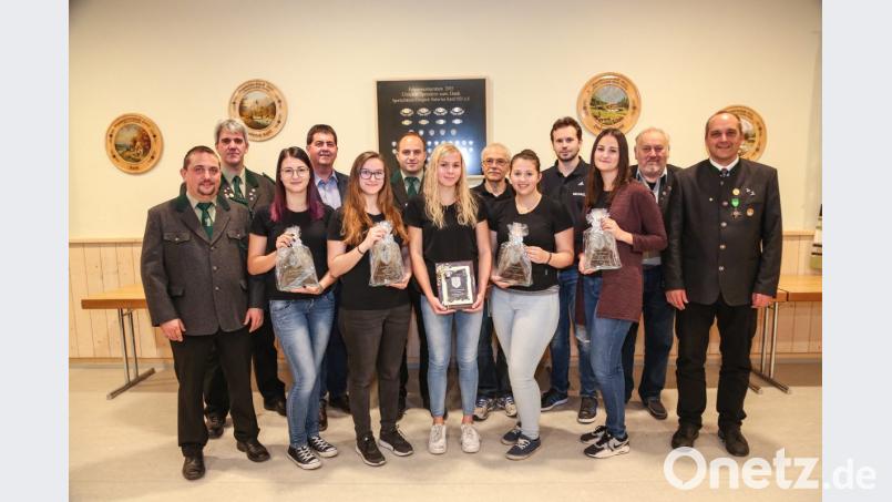 Beim Ehrenabend steht Elena Zimmermann (Siebte von links) als deutsche Vize-Meisterin natürlich im Mittelpunkt. Geschenke gibt es aber auch für die weiteren Teilnehmern Lena Stahl, Maria Kausler, Luisa Stahl und Sophia Miedl (vorne, Zweite bis Sechste von links), Andreas Nickl und Michael Buchbinder (hinten, Vierter und Fünfter von links) sowie die Trainer Andreas Kausler (links) und Lukas Haberkorn (Sechster von links). Ihnen gratulieren Vorsitzender Wolfgang Raps, zweiter Bürgermeister Arno Stahl (hinten von links), OSB-Vizepräsident Wolfgang Bauer und Gauschützenmeister Horst Lippert (von rechts). Bild: hwk