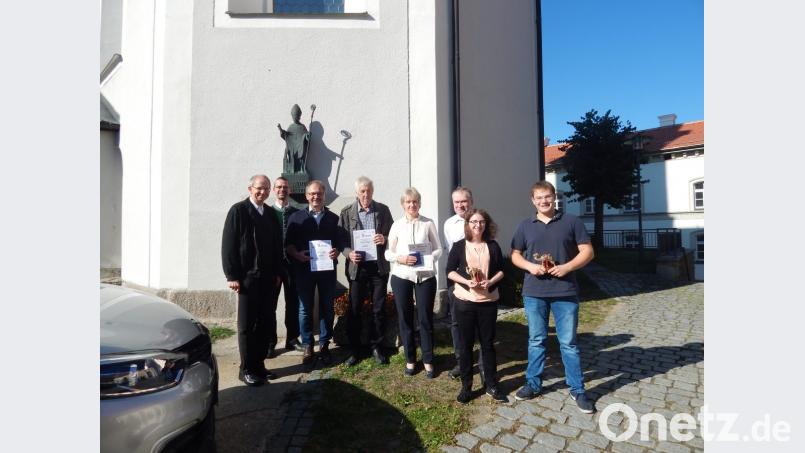 Stadtpfarrer Johann Hofmann und Kirchenpfleger Markus Gmeiner ehren Gerhard Kreuzer, Werner Weigl, Maria Jobst und die Ministranten Annemarie Stelzl und Michael Kreuzer (von links) für ihr langjähriges Engagement. Bild: exb