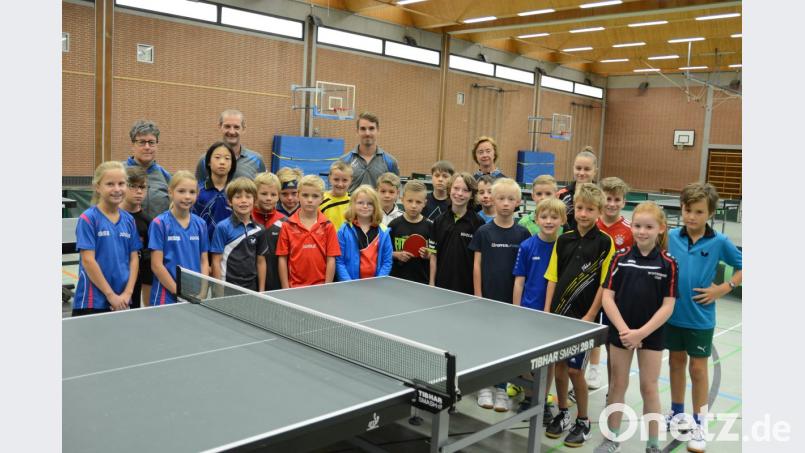 Die Teilnehmer des Talentsichtungslehrgangs mit dem Trainerteam (von links) Krizstina Toth, Cornel Borsos, Manuel Hofmann, Tinga Borsos (DTTB-Trainerin) und Stefanie Felbermeier Bild: gab
