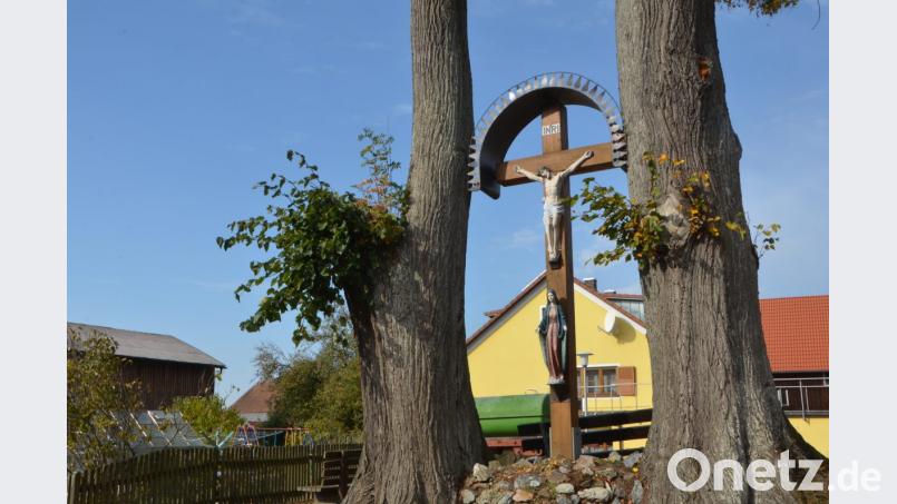 Der alte Lindenbaum am Dorfkreuz in Oberlind ist ein Naturdenkmal. Die Untere Naturschutzbehörde wäre gefordert. Trotz mehrmaliger Aufforderungen tätig zu werden, rührt sich nichts. Die Stadt sägte bereits einen hohlen Ast herunter, denn sie hat die Verkehrssicherungspflicht für die vorbeiführende Straße. Bild: dob