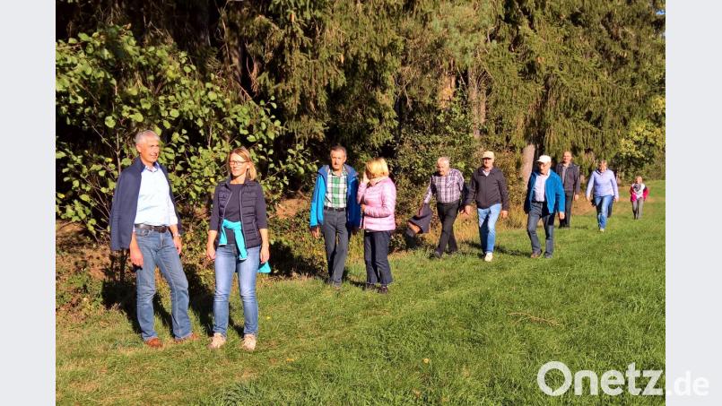 Bei Kaiserwetter wandern die Gartler durch die Flur. Bild: rpp