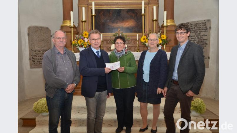 Christa Wildenauers (Mitte) schönstes Hobby ist Spenden. Diesmal kam wieder einmal die evangelische Kirchengemeinde in den Genuss einer Spende. 1500 Euro sollen eine Starthilfe zur dringend notwendigen Kirchendachrenovierung sein. Hermann Bibel, Stadtpfarrer Dieter Schinke, Ulrike Kießling und Uli Münchmeier (von links nach rechts) nahmen die Spende strahlend entgegen. Bild: dob