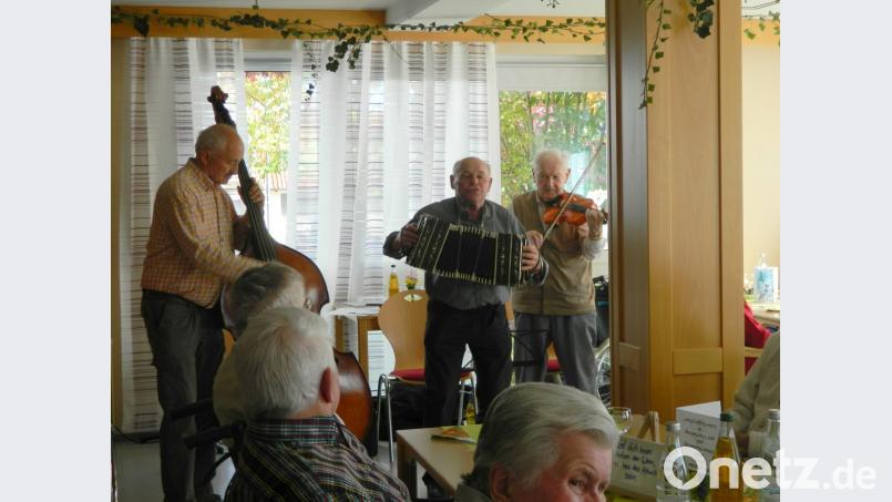 Der Wolfgang am Kontrabass, der Manne an der Quetsche und Rudi an der Geige spielen beim weinfest für die Senioren auf. Die belassen es nicht beim Zuhören und singen und schunkeln kräftig mit. Bild: hai