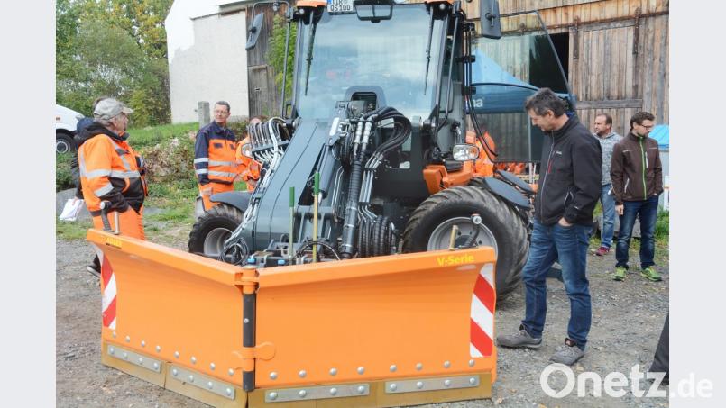 Viele Interessenten, darunter auch Vertreter von Kommunen, lockte die Vorstellung des Multifunktionsfahrzeugs &quot;Diverto QS100&quot; auf den Hof von Heinrich Vierling. Bild: hsb