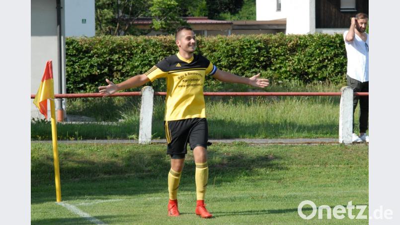 Daniel Lauterbach, Stürmer des FC Tirschenreuth, kam am Samstag nicht mehr aus dem Jubeln raus. Beim TSV Thiersheim gelangen dem 21-Jährigen gleich vier Tore binnen 15 Minuten. Bild: gb