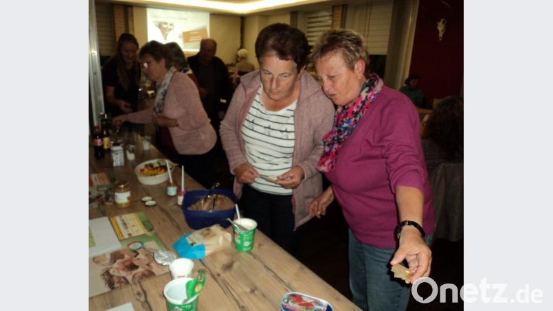 Am Tisch nebenan war viel über Lebensmittel und ihre Zusammensetzung zu erfahren. Bild: ksi