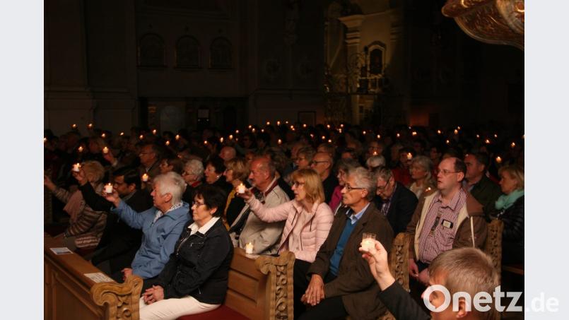 Brennende Kerzen, die vor dem Konzert gereicht wurden, ergänzten das stimmungsvolle Bild in der Fuchsmühler Wallfahrtskirche. Bild: wro