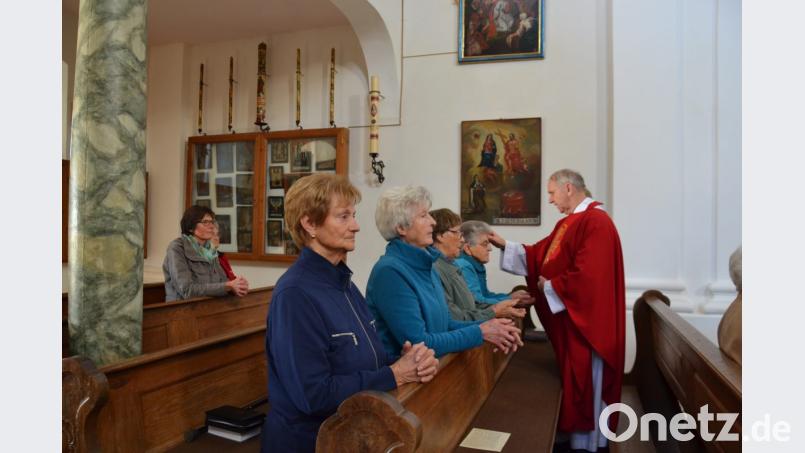 Pfarrer Josef Most spendete über 50 Frauen und Männern beim Seniorengottesdienst in der Wieskirche die Krankensalbung. Bild: gi