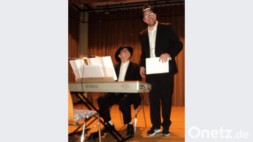 Die Schüler der ersten Stunde - Roland Lebrecht und Marco Strießl - ließen es sich nicht nehmen und überraschten am Schluss des Abends mit einem musikalischen Sketch. Bild: ksi