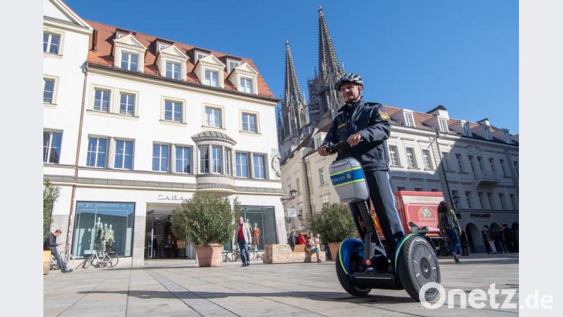 In einem Pilotprojekt erprobt die bayerische Polizei in Regensburg Segways. Ein Jahr lang sollen Beamte die elektrischen Roller testen. Bild: Armin Weigel/dpa Bild: agentur_dpa