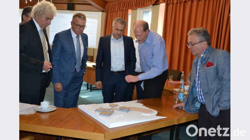 Im Wiesauer Rathaus begutachten (von links) Landrat Wolfgang Lippert, Franz Stahl, Roland Grillmeier, Planer Christian Kropf und Toni Dutz das Modell. Bild: as
