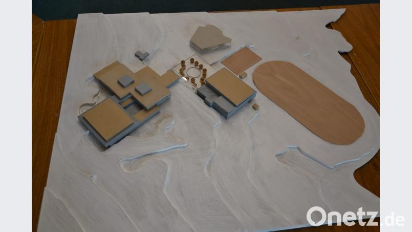 Das Modell zeigt links das Gymnasium, leicht versetzt den Neubau der Dreifachhalle und dazwischen den neu entstandenen Pausenhof, rechts den bestehenden Sportplatz mit der Laufbahn. In der Mitte im Hintergrund ist das Hallenbad zu sehen. Daneben ist der neue Allwetterplatz geplant. Bild: as