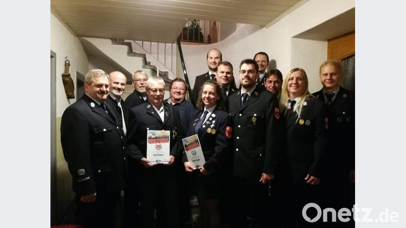 Zusammenhalt ist ihre Devise (von links) Vorsitzender Josef Vollath, Feuerwehrreferent Thomas Wilhelm, Benno von Knobelsdorff-Brenkenhof, Josef Grüner, Stadtpfarrer Hubert Bartel, Anita Greger, Kreisbrandmeister Marco Saller, Bürgermeister Karlheinz Budnik, Wolfgang Hösl, Kommandant Thomas Weiß, Kreisbrandmeister Thomas Weidner, Silvia Stangl und Simon Schedl. Bild: gra